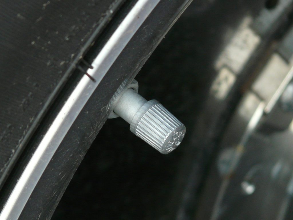 車のタイヤのパンクの見分け方は 走行 運転中の音や振動で確認できる