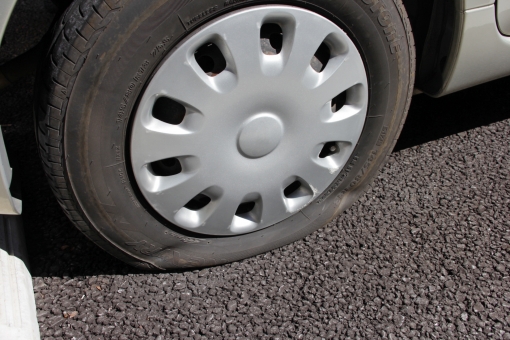 車のタイヤのパンク原因を解説 パンク修理の料金と時間についても