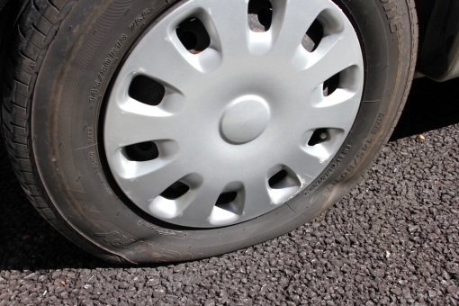 車のタイヤをイタズラでパンクさせられた時の対策は 釘を刺されても保険は適用できる