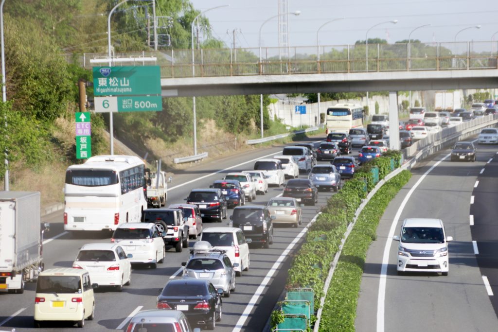 高速道路のハザードランプの意味と使い方は 渋滞と緊急停車時の出し方について